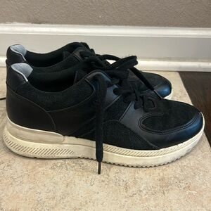 Black leather sneakers cream sole.    Everlane, size 8 US women or 6 US men